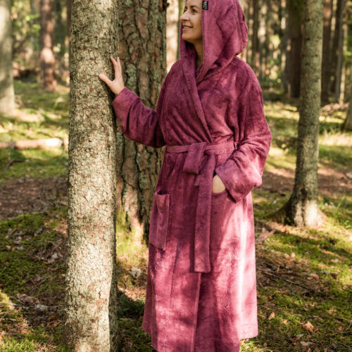 Pildil peedililla hommikumantel, näitamaks tooni. Saunasär siis eest kinnine ja käib selga üle pea.